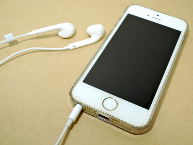 Iphone イヤホンから音が聞こえないときの修理方法 損傷が無ければ無料で交換できる Iphone修理店ナビ Iphone修理店を検索